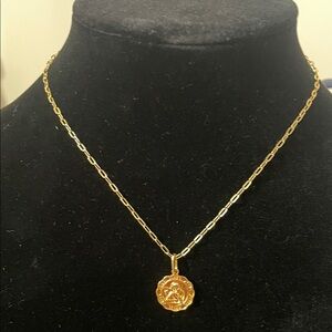 Chic Gold Chain Necklace with Floral Pendant